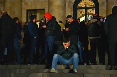 Große Verzweiflung: Armenier vor dem Parlament kurz nach dem Bekanntwerden des Friedensvertrages 
