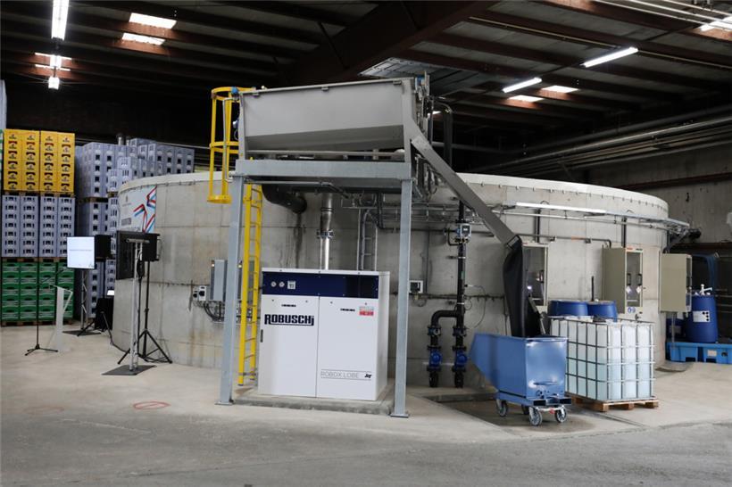 Große Wirkung für die Umwelt: Die Kläranlage befindet sich versteckt in einer Halle, weitere Teile liegen unterirdisch, die Technik ist auf engstem Raum untergebracht. Trotzdem soll damit der Wasserverbrauch pro Liter Bier auf 2,4 Liter gesenkt werden. In den 1980er Jahren waren es noch 12 Liter.
