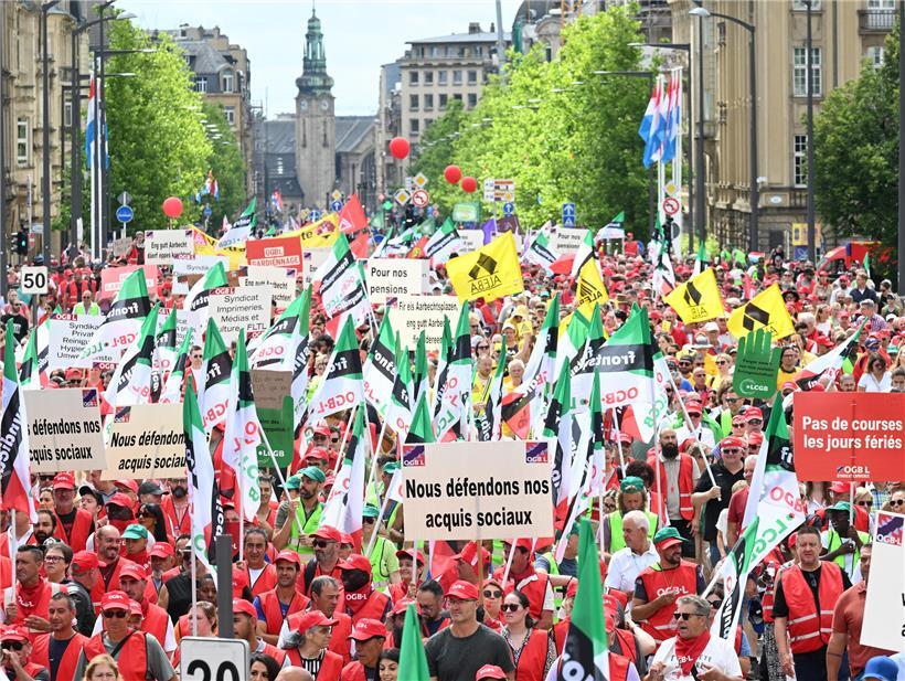 Große nationale Kundgebung von OGBL und LCGB mit Teilnehmern und Transparenten im Freien im vergangenen Jahr