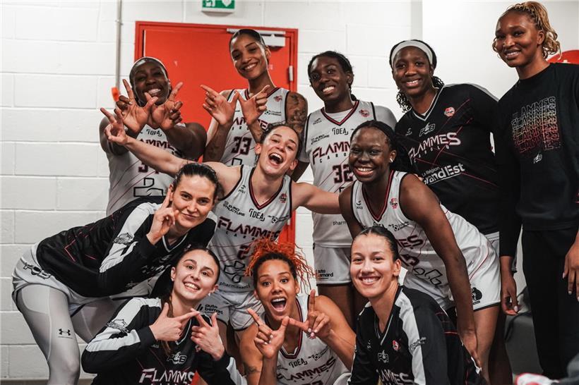 Dionne Madjo Nr. 32 und Teamkolleginnen feiern großen Jubel im Handballspiel