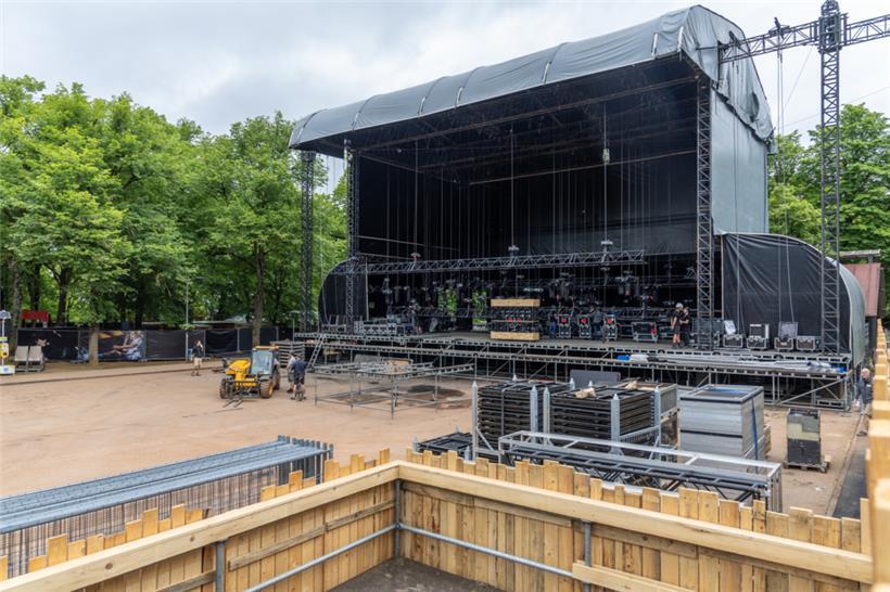 Großer Materialaufwand: All das muss den Galgenberg hinauf und nach dem Festival wieder heruntergefahren werden
