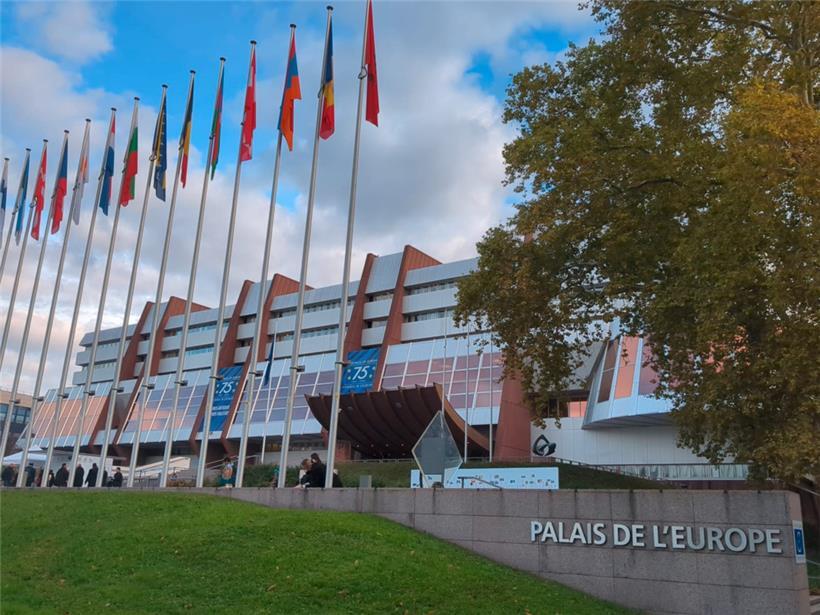 Großer Moment im „Palais de l’Europe“ in Straßburg: Julian Assange äußert sich erstmals seit seiner Freilassung
