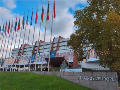 Großer Moment im „Palais de l’Europe“ in Straßburg: Julian Assange äußert sich erstmals seit seiner Freilassung
