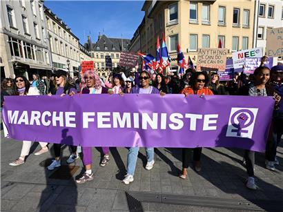 Großes Demonstrationsaufgebot beim Protestmarsch mit vielen Teilnehmern und Transparenten im Freien