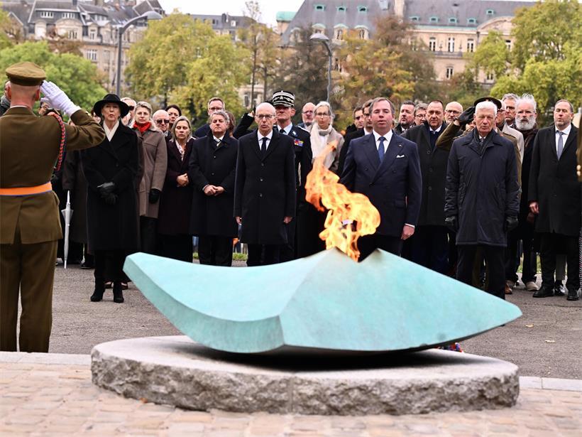Großherzog Guillaume, Bürgermeisterin der Hauptstadt und Premier Luc Frieden sowie viele weitere Politiker am Sonntagmorgen bei der 80. „Journée de la commémoration nationale“