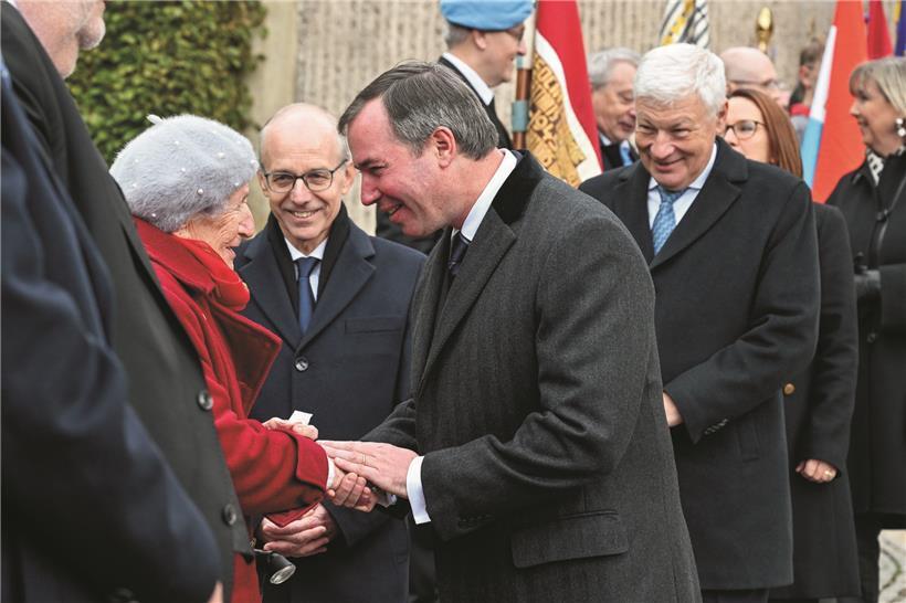 Großherzog Guillaume begrüßt die Bevölkerung bei jährlichem Treffen im Freien, Luxemburg Tradition und Gemeinschaft