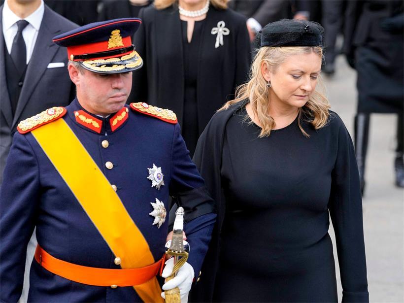 König Harald wurde in Oslo tränenreich verabschiedet Großherzog Guillaume und Großherzogin Stéphanie schreiten während der königlichen Prozession mit