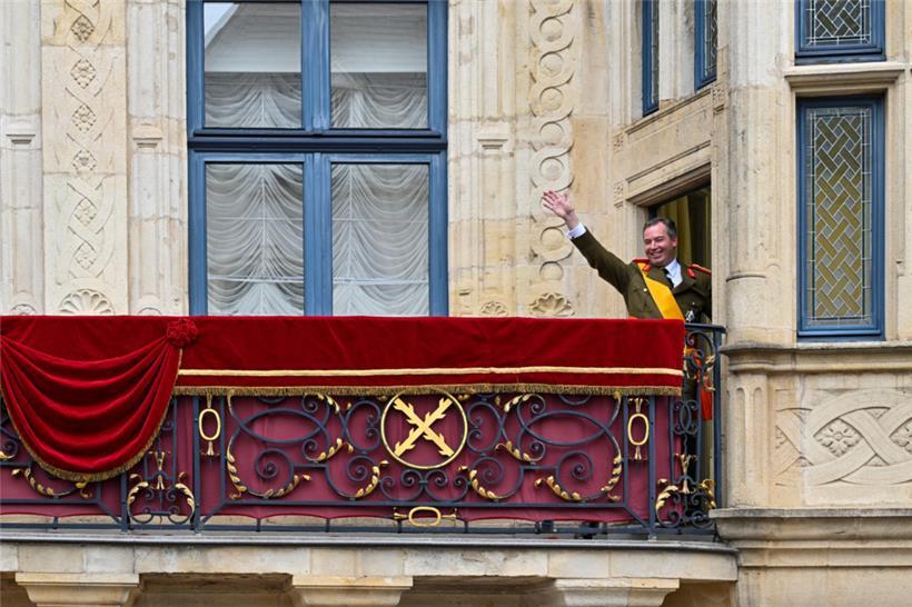 Großherzog Guillaume winkte dem Publikum nach dem Thronwechsel zu

