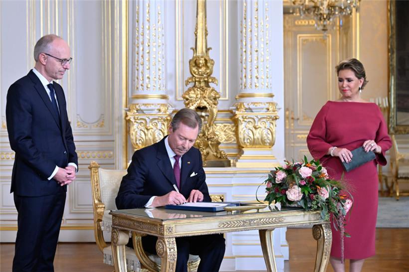 Großherzog Henri beim Unterschreiben des Erlasses, durch den Prinz Guillaume „Lieutenant-Représentant“ wird
