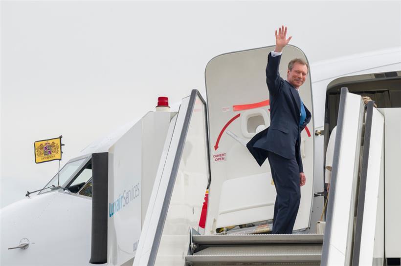 Großherzog Henri kurz vor der Abreise am Findel
