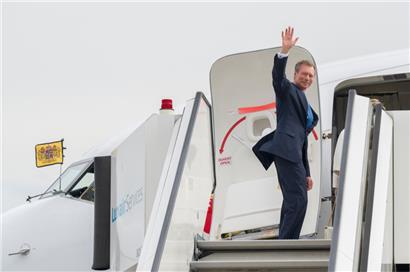 Großherzog Henri kurz vor der Abreise am Findel
