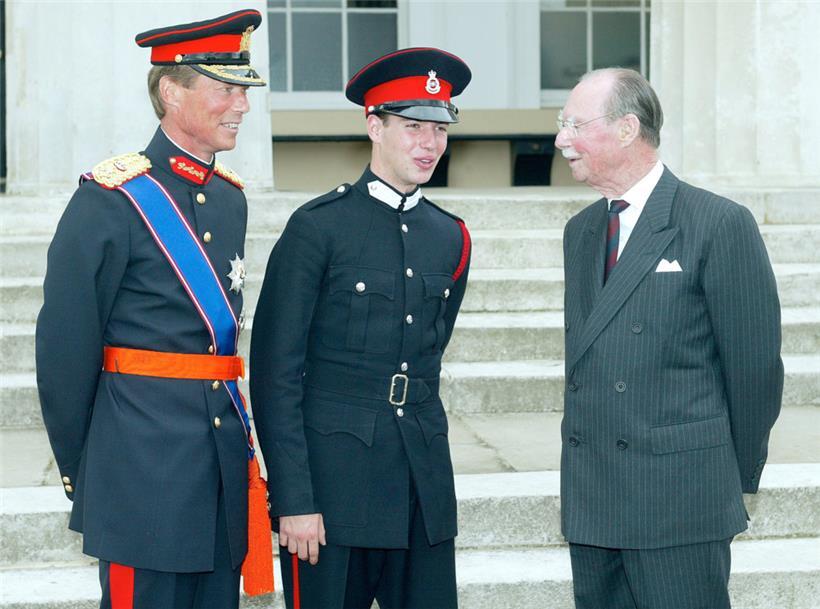 Großherzog Henri (l.), Erbgroßherzog Guillaume (M.) und der ehemalige Großherzog Jean bei der „Sovereign’s Parade“ der Königlichen Militärakademie in Sandhurst, England, im August 2002
