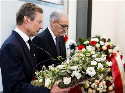 Großherzog Henri legt feierlich Blumenkranz bei Trauerfeier nieder, symbolische Geste des Gedenkens und Respekts