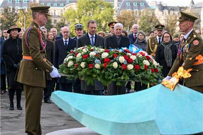 Großherzog Henri legte einen Kranz nieder und entzündete die Gedenkflamme am „Kanounenhiwwel“
