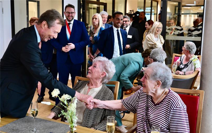 Großherzog Henri ließ es sich nicht nehmen, die mittlerweile 30 Bewohner des neuen Pflegeheims zu begrüßen
