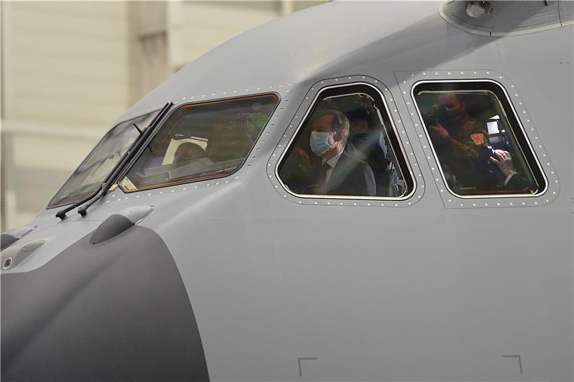Großherzog Henri ließ sich ausführlich Zeit, die neue Militärmaschine in Augenschein zu nehmen. Fliegen wird er „Charlie-Tango-01“ aber nicht. Das Flugzeug verlässt Luxemburg heute in Richtung Belgien. 
