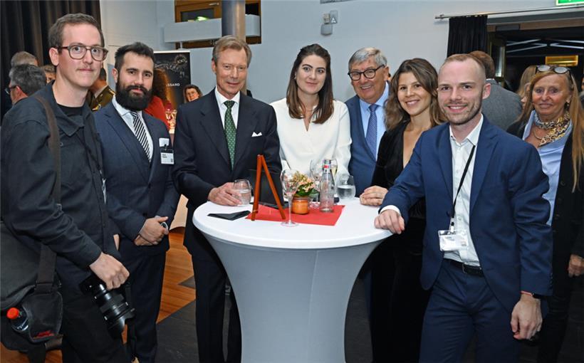 Großherzog Henri ließ sich das 75. Jubiläum des Journal nicht entgehen. Hier mit einem Teil der Journal-Redaktion (v.l.n.r.): Lex Kleren, Misch Pautsch, Lynn Warken, Kik Schneider (Präsident des Verwaltungsrates), Melody Hansen und Maxime Toussaint
