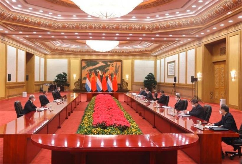 Großherzog Henri (links in der Mitte) während eines Gesprächs mit dem chinesischen Präsidenten Xi
