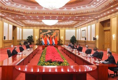 Großherzog Henri (links in der Mitte) während eines Gesprächs mit dem chinesischen Präsidenten Xi
