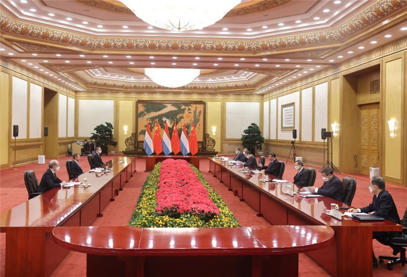 Großherzog Henri (links in der Mitte) während eines Gesprächs mit dem chinesischen Präsidenten Xi

