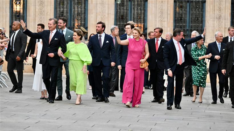 Großherzog Henri mit seiner Familie auf dem Weg zum Fackelzug 
