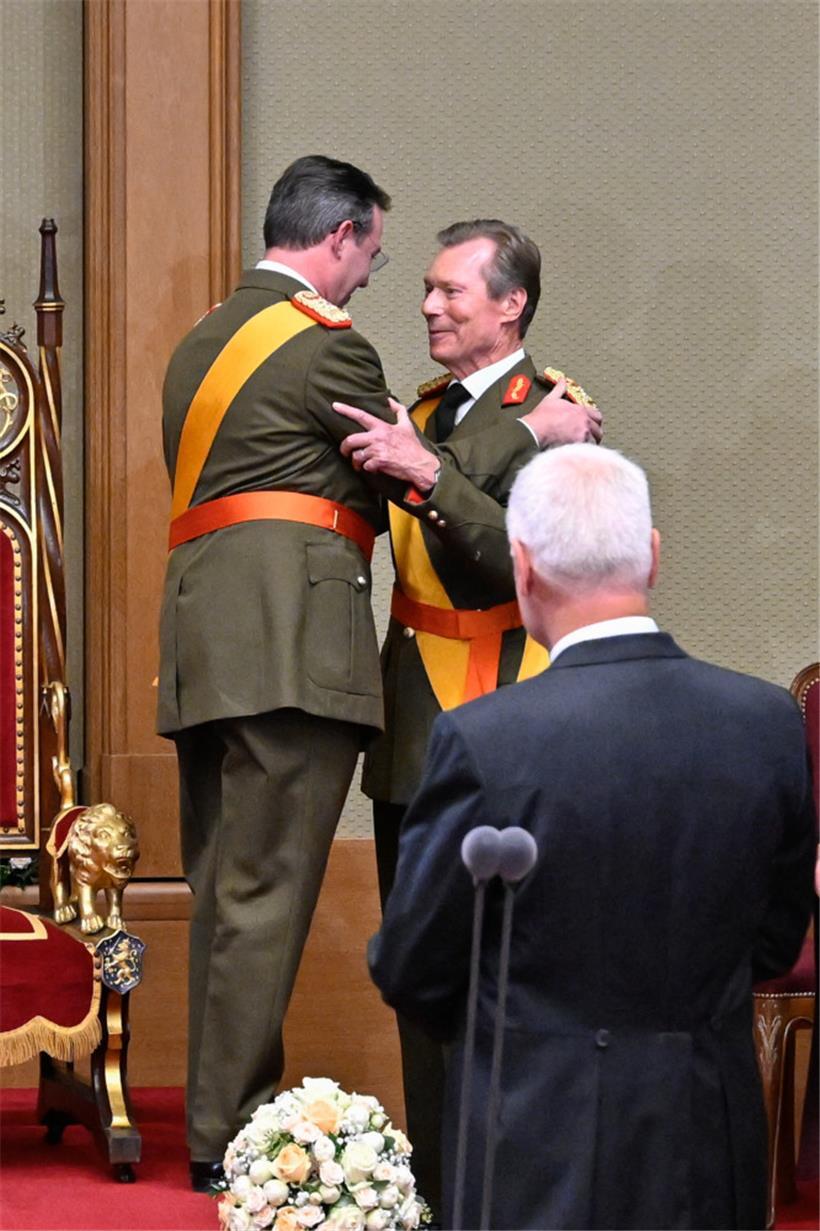 Großherzog Henri umarmt seinen Sohn, nachdem dieser seinen Eid als Staatschef abgelegt hat
