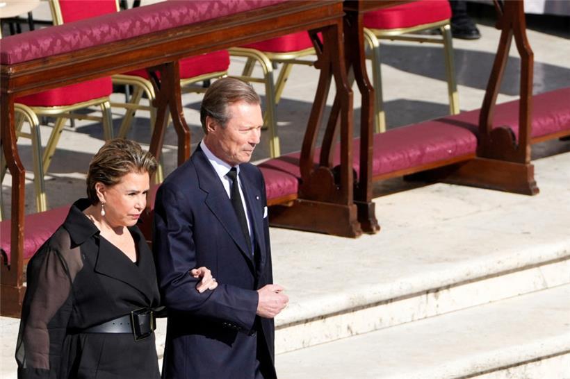 Großherzog Henri und Großherzogin Maria Teresa kommen zur Beerdigung von Papst Franziskus auf dem Petersplatz im Vatikan
