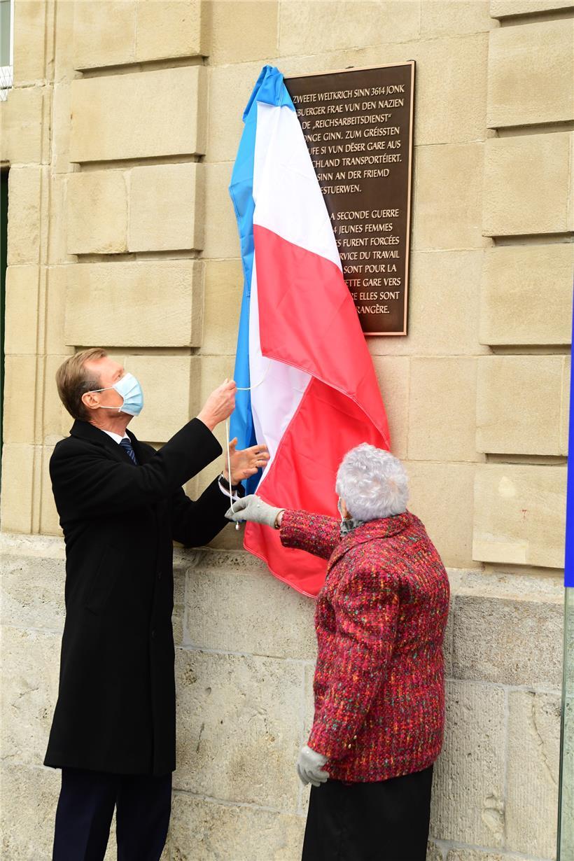 Großherzog Henri und Maisy Ginter-Bonichaux enhüllen die Gedenktafel für die zwangsrekrutierten Frauen Luxemburgs

