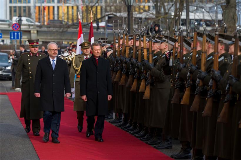 Großherzog Henri und der lettische Staatspräsident Egils Levits beim Abschreiten der Truppen vor dem Rigaer Schloss
