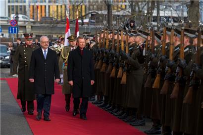 Großherzog Henri und der lettische Staatspräsident Egils Levits beim Abschreiten der Truppen vor dem Rigaer Schloss
