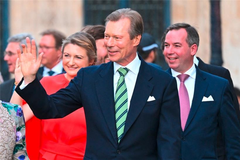 Großherzog Henri (vorne) und sein Sohn Guillaume (rechts) am Vorabend des Nationalfeiertags in Luxemburg-Stadt

