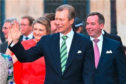 Großherzog Henri (vorne) und sein Sohn Guillaume (rechts) am Vorabend des Nationalfeiertags in Luxemburg-Stadt
