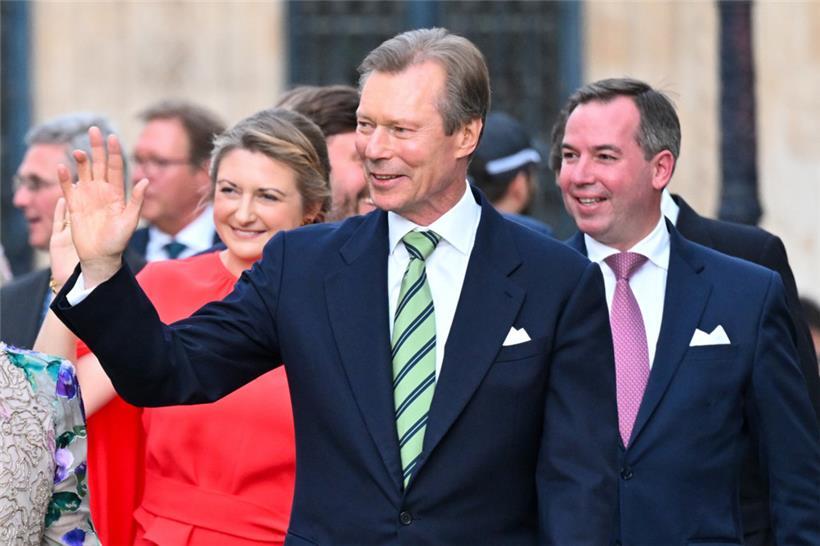 Großherzog Henri (vorne) und sein Sohn Guillaume (rechts) am Vorabend des Nationalfeiertags in Luxemburg-Stadt
