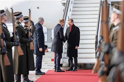 Großherzog Henri wird am Flughafen in Riga von Luxemburgs Botschafter in Lettland, Paul Schmit, und dem lettischen Botschafter Raimonds Jansons empfangen. 
