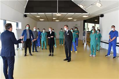 Großherzog Henri wollte sich persönlich im „Centre de soins avancés“ von Ettelbrück bedanken, bevor die Mitarbeiter die letzte Schicht in Angriff nahmen. Premier Xavier Bettel und Gesundheitsministerin Paulette Lenert schlossen sich den Danksagungen an.
