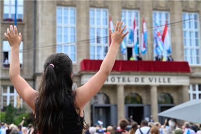 Großherzog und Großherzogin – und der Escher Bürgermeister Christian Weis – am Vorabend des Nationalfeiertages auf dem Balkon des Escher Rathauses
