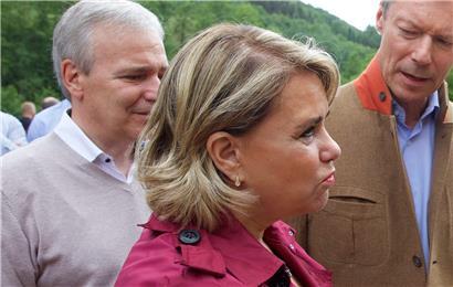 Großherzogin Maria Teresa bei einem Besuch von Flutopfern im Müllerthal im Jahr 2018

