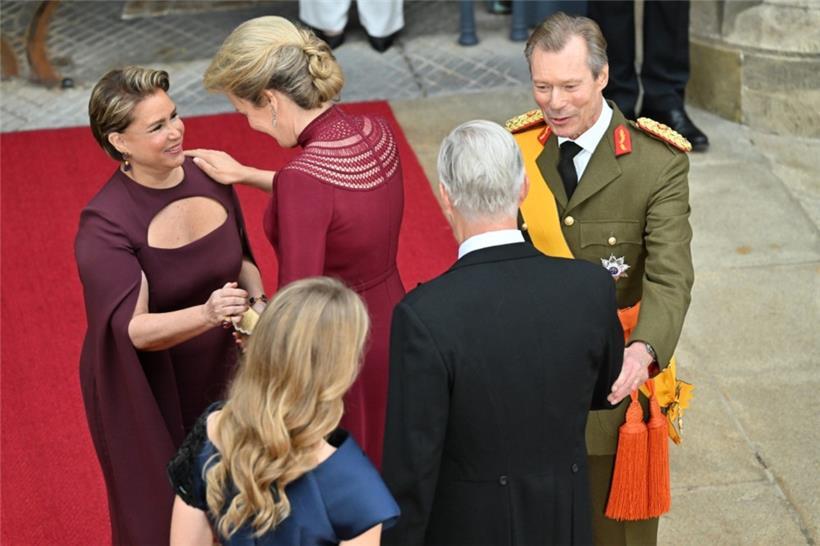 Großherzogin Maria Teresa mit Königin Mathilde von Belgien, König Philippe von B...