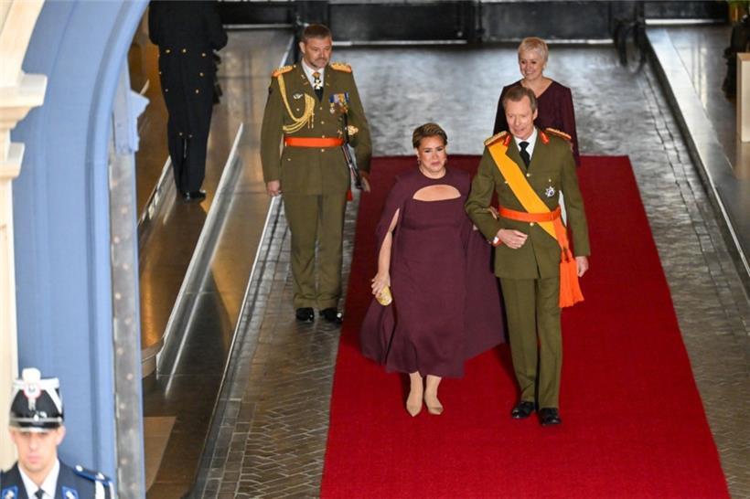 Großherzogin Maria Teresa und Großherzog Henri auf dem Weg in die Chamber