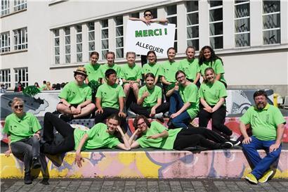 Grün ist die Hoffnung: Ein Teil der Geoghelli-Truppe mit der Opernsängerin Cynthia Knoch (l.) und Regisseur Patrick Engel (r.)
