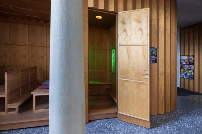 Grün schimmert der Rechner: Eingang zum Beichtstuhl in der Peterskapelle 
