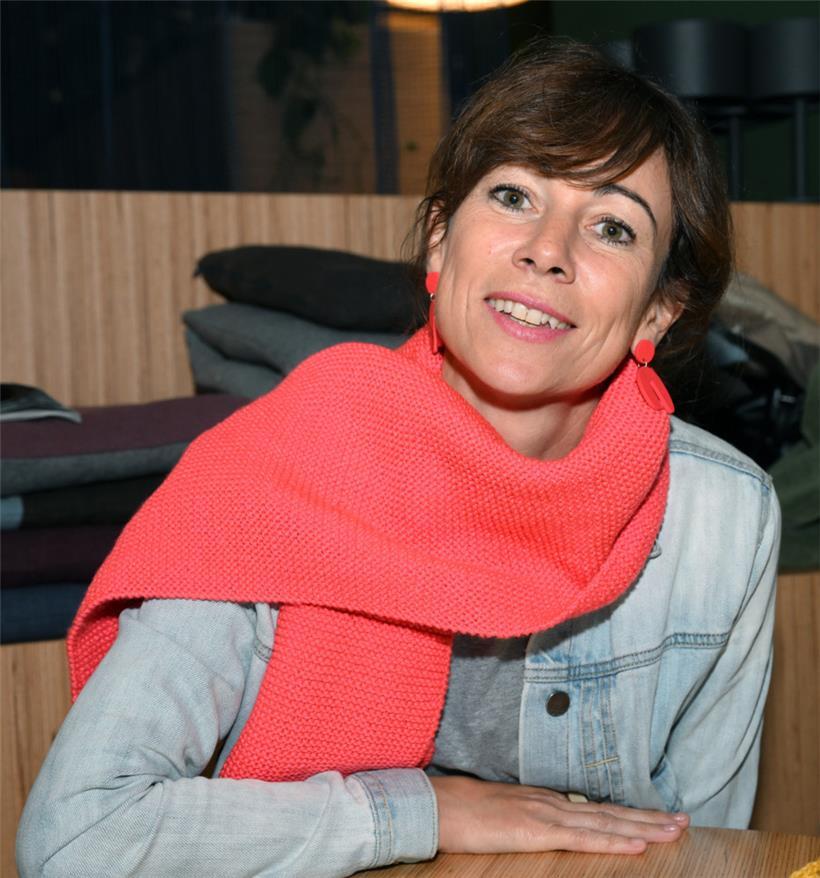 Gründerin Camille Alexandre Gouiffès mit einem von den „Mamies“ gestrickten Schal
