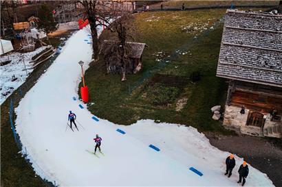 Grüne Flächen und künstlich produzierter Schnee wie hier beim Biathlon-Weltcup in Le Grand-Bornand sind längst Gewohnheit geworden
