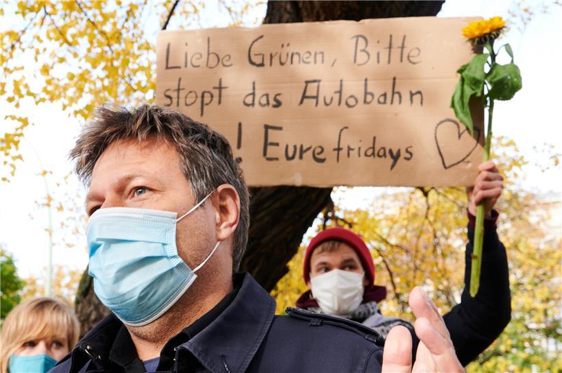 Grünen-Chef Robert Habeck spricht Ende Oktober mit Demonstranten vor der Bundesgeschäftsstelle seiner Partei. Allerdings nicht über Rechtschreibung und Grammatik. Die Umweltschützer protestieren gegen den Bau der Autobahn A49 in Hessen.

