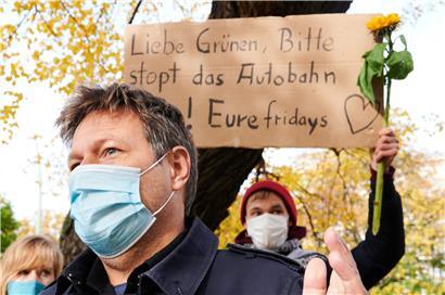 Grünen-Chef Robert Habeck spricht Ende Oktober mit Demonstranten vor der Bundesgeschäftsstelle seiner Partei. Allerdings nicht über Rechtschreibung und Grammatik. Die Umweltschützer protestieren gegen den Bau der Autobahn A49 in Hessen.
