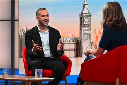 Grünen-Chef Zack Polanski, hier während einer Fernsehsendung, will Labour ersetzen
