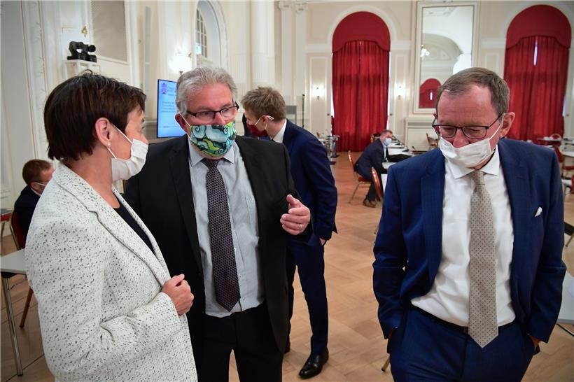 Grünen-Politikerin Josée Lorschée (links) befürwortet den großflächigen Gebrauch von Schnelltests. Laut ihr würden die Investitionen der Regierung in diese Teststrategie auch „in den Schutz der Grundrechte“ fließen. Ebenfalls auf dem Foto zu sehen: LSAP-Politiker Mars di Bartolomeo (mittig) und DP-Mitglied Fernand Etgen (rechts)
