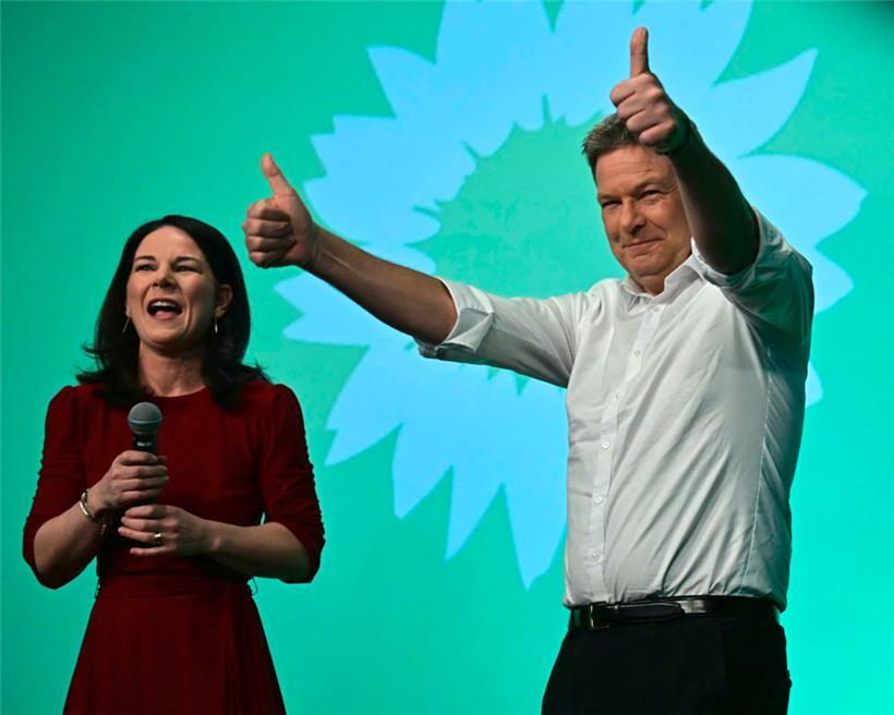 Grüner Spitzenkandidat Robert Habeck (rechts) und Außenministerin Baerbock
