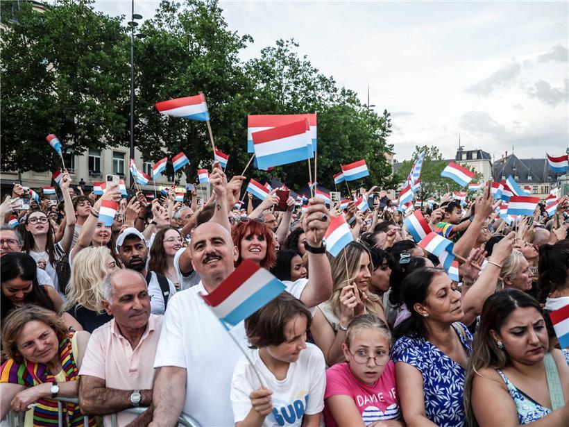 Feierliche Darstellung der Einwohnerzahl Luxemburgs mit 690.959 Menschen, Symbol für Wachstum und Gemeinschaft