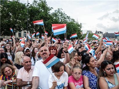 Feierliche Darstellung der Einwohnerzahl Luxemburgs mit 690.959 Menschen, Symbol für Wachstum und Gemeinschaft